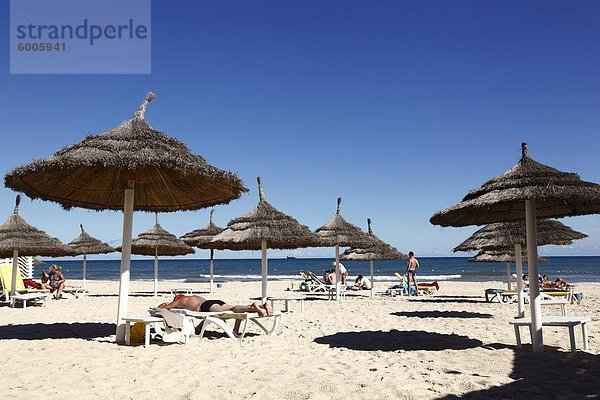 Beach-Szene in der touristischen Zone von Sousse  Golf von Hammamet  Tunesien  Nordafrika  Afrika
