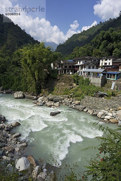 Birethanti Dorf und Modi Flusstal  Annapurna Sanctuary-Region  Himalaya  Nepal  Asien