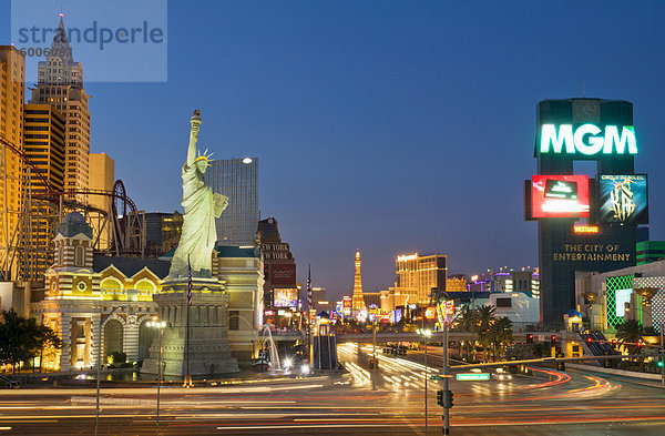 New York-New York Hotel mit Achterbahn und Licht Wege nachts der Verkehr an der Kreuzung der Strip  Las Vegas Boulevard South und West Tropicana Avenue  Las Vegas  Nevada  Vereinigte Staaten von Amerika  Nordamerika