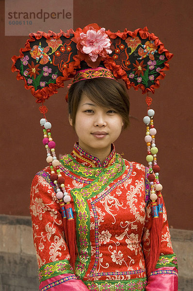 Chinesische Tänzerin in Tracht  Chengde  Hebei  China  Asien