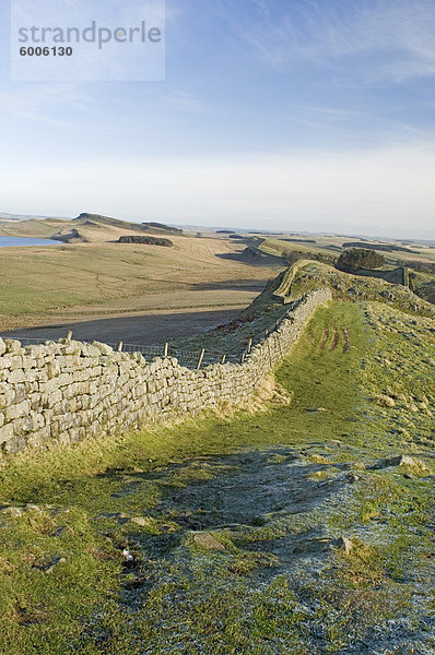 Blick von Osten auf Holbank Crags Ergebnis Verlauf der Mauer zu Sewingshields Crag und Broomlee Lough  Roman Wall  UNESCO Weltkulturerbe  Northumbria  England  Vereinigtes Königreich  Europa