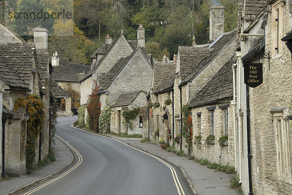 Hauptstraße durch das Dorf von Castle Combe  Wiltshire  Cotswolds  England  Vereinigtes Königreich  Europa