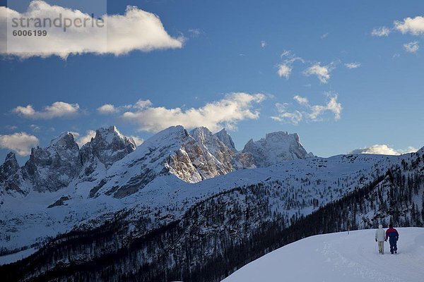 Winter Spaziergang durch San Pellegrino pass  Pale di San Martino-Bereich in den Hintergrund  Dolomiten  Alpen  Trentino Alto Adige  Italien  Europa