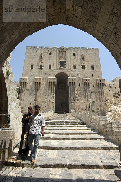Befestigten Bergfried  Eingang der Zitadelle  UNESCO Weltkulturerbe  Aleppo (Haleb)  Syrien  Nahost