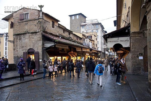 Die mittelalterliche Brücke  die Ponte Vecchio über den Arno mit Juwelier-Geschäften entlang es  Florenz  Toskana  Italien  Europa