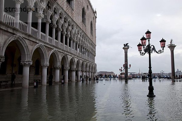 Flut in den Markusplatz  Überflutung des Platzes und Dogenpalast  Venedig  UNESCO-Welterbe Website  Veneto  Italien  Europa