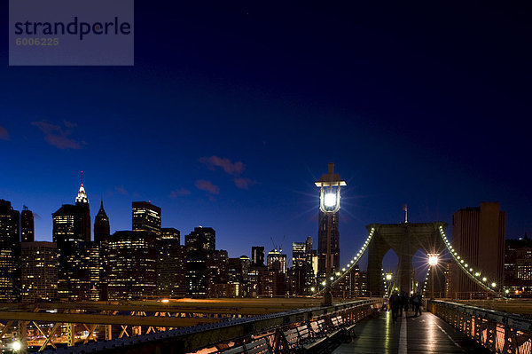 Die Brooklyn Bridge und New York City Skyline in der Abenddämmerung  New York City  New York State  Vereinigten Staaten von Amerika  Nordamerika