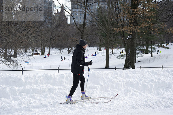 Ein Mann auf Langlauf-Ski im Central Park nach einem Blizzard  Bundesstaat New York City  New York  Vereinigte Staaten von Amerika  Nordamerika
