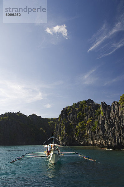 Miniloc Island  Katamaran für Insel-hopping  kleine Lagune mit gezackten Kalkstein Felsformationen  Bacuit Bay  El Nido Town  Provinz Palawan  Philippinen  Südostasien  Asien