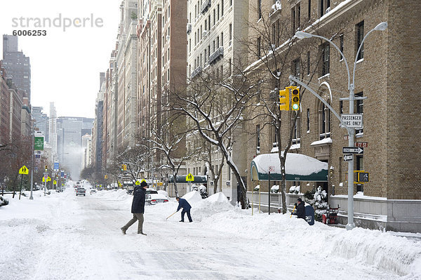 Eine einsame Park Avenue nach einem Schneesturm in New York City  New York State  Vereinigten Staaten von Amerika  Nordamerika