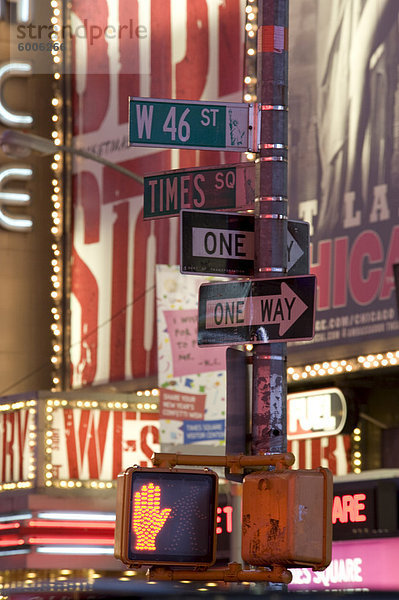 Leuchtreklame nachts in Times Square in New York City  New York State  Vereinigten Staaten von Amerika  Nordamerika