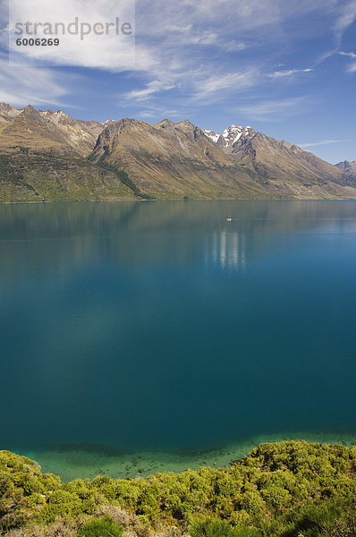 Klare Wasser des Lake Wakatipu nahe Queenstown  Otago  Südinsel  Neuseeland  Pazifik