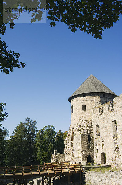 Die Ruinen von Cesis Schloss  Residenz der Master des Schwertbrüderordens 1237  mittelalterliche Stadt im Gauja-Nationalpark  Cesis  Lettland  Baltikum  Europa