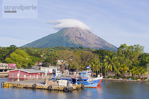 Hafen unten Volcan Concepcion  1610m  auf der Insel Ometepe  See Nicaragua  Nicaragua  Zentralamerika