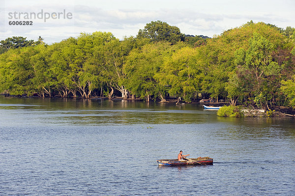 Mann ein Ruderboot auf der Insel Ometepe  See Nicaragua  Nicaragua  Zentralamerika