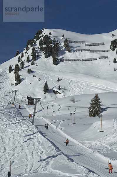 Skifahrer am Skilift  Mayrhofen Skigebiet  Zillertal Valley  Tirol  Österreich  Europa