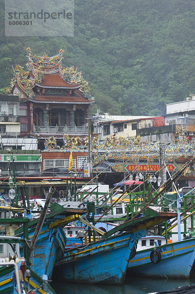 Tempel  Boote im Hafen Port  Nanfang-Ao  Suao  Ilan County  Taiwan  Asien