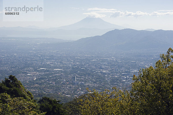 Stadt San Salvador und Volcan de San Vincent (Chichontepec)  2182m  San Salvador  El Salvador  Mittelamerika