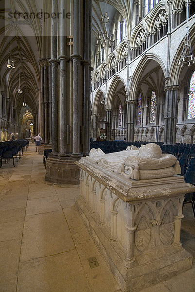 Kathedrale innen und Grab  Lincoln  Lincolnshire  England  Vereinigtes Königreich  Europa