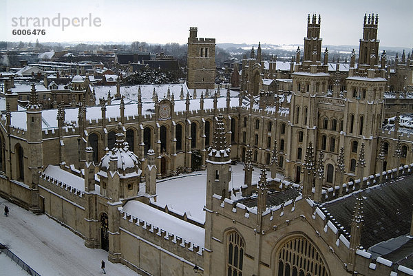 Blick auf eine verschneite All Souls College aus den Turm der St. Mary's Church  Oxford  Oxfordshire  England  Vereinigtes Königreich  Europa