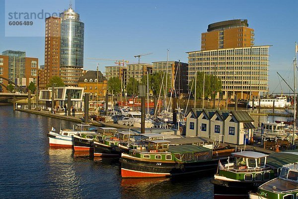 Kleine Boote in den Hafen vor der Speicherstadt in Hamburg  Hamburg  Deutschland  Europa