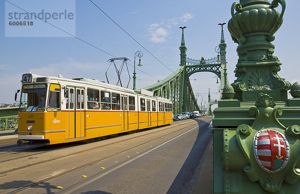 Gelbe Straßenbahn auf die Freiheitsbrücke (Szabadsag verbarg)  über die Anmeldungskennung Donau  Vamhaz Korut Straße  Budapest  Ungarn  Europa