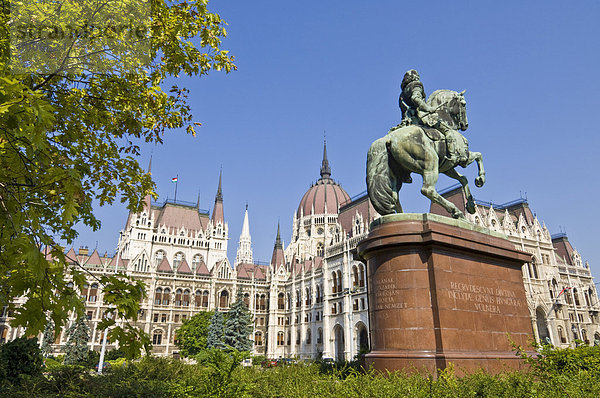 Das neugotische ungarischen Parlamentsgebäude vor dem Eingang  entworfen von Imre Steindl  mit einer Reiterstatue von Ferenc Rakoczi II im Vordergrund  Budapest  Ungarn  Europa