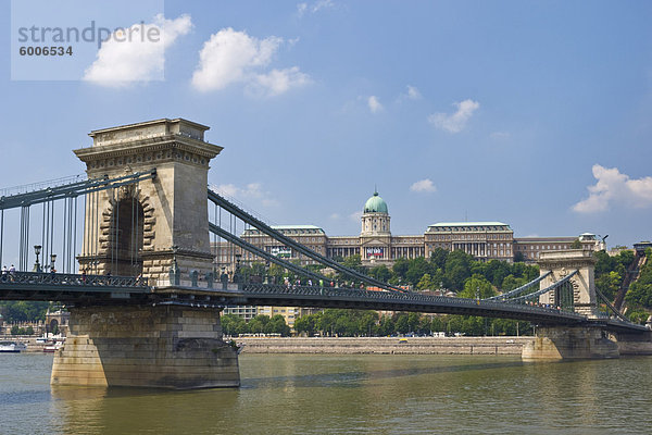 Die Kettenbrücke (Szechenyi Lanchid)  über die Donau  mit der Ungarischen Nationalgalerie  hinter  Budapest  Ungarn  Europa