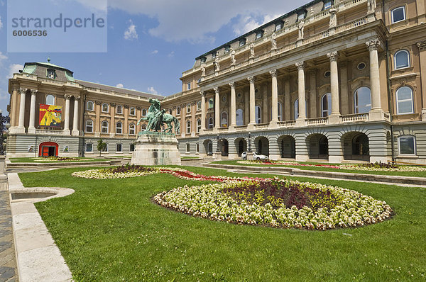 Hintere Eingang in der Ungarischen Nationalgalerie mit Reiterstandbild  Budapest  Ungarn  Europa