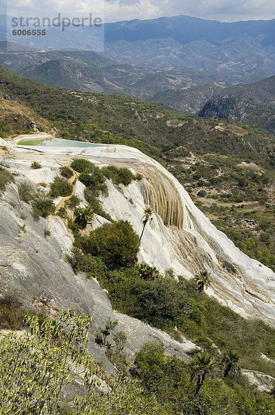 Hierve el Agua (das Wasser kocht)  Wasser reich an Mineralien Blasen oben aus den Bergen und gießt über den Rand  Oaxaca  Mexiko  Nordamerika