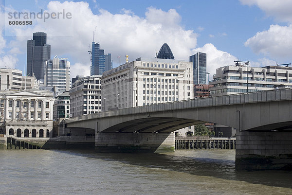 Ansicht der London Bridge und die Stadt von den South Bank  London SE1  England  Vereinigtes Königreich  Europa