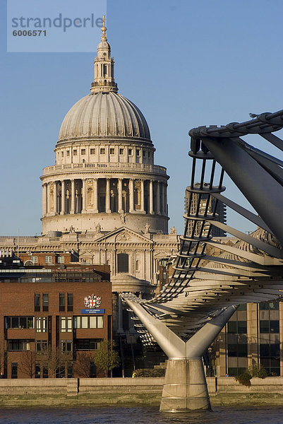 Ansicht der Saint Paul's Cathedral von der South Bank  mit der Millennium-Brücke zur Seite  London SE1  England  Vereinigtes Königreich  Europa