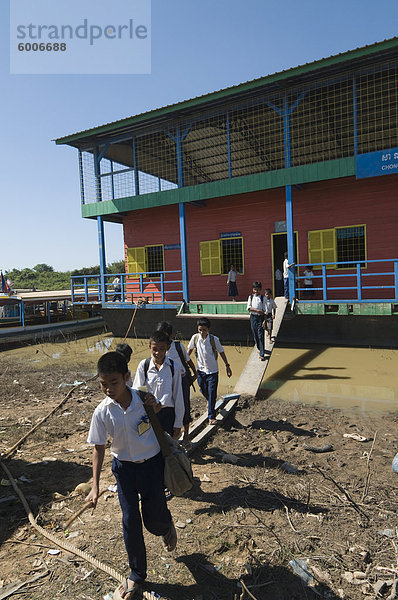 Schwimmende Schule  Tonle Sap See  in der Nähe von Siem Reap  Kambodscha  Indochina  Südostasien  Asien