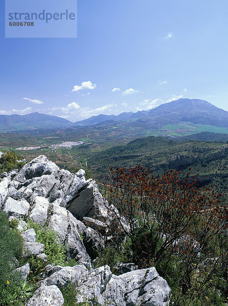 El Burgo aus der Sicht mit Sierra de Alcaparain in Ferne  Sierra de Las Nieves Naturpark El Burgo  Malaga  Andalusien (Andalusien)  Spanien  Europa