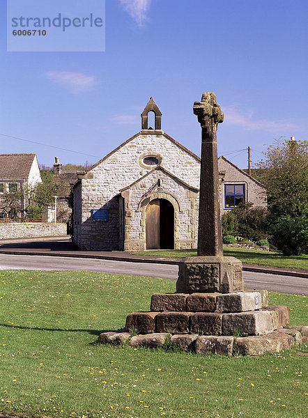14. Jahrhundert Dorf Kreuz vor der Kirche St. Hugh  Foolow  Derbyshire  England  Vereinigtes Königreich  Europa