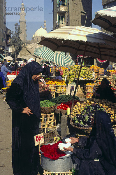 Frau kaufen Käse im Markt in der Nähe der Zitadelle  Kairo  Ägypten  Nordafrika  Afrika