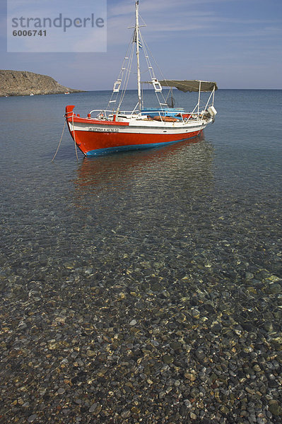 Bunte Fischerboot am Meer  Kato Zakro  Ostküste  Kreta  griechische Inseln  Griechenland  Europa