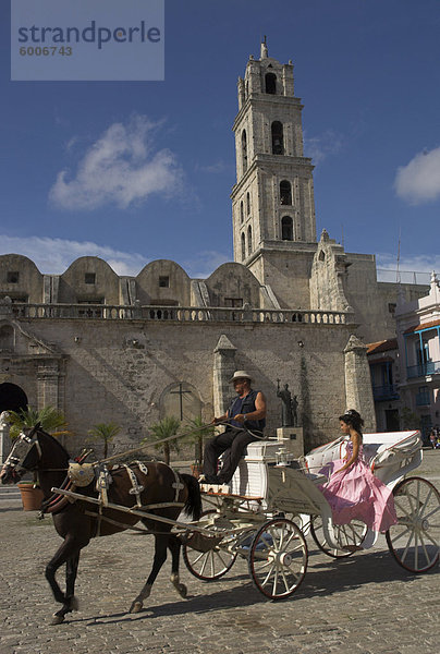 Elegante Frau Reiten in Pferd und Wagen  Plaza San Francisco de Asis  Havanna  Kuba  Westindische Inseln  Mittelamerika