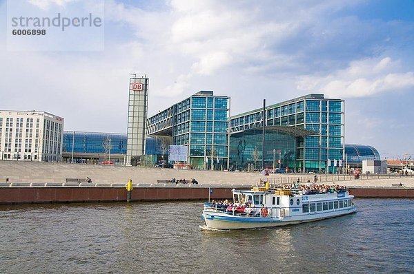 Bahnhof Lehrter Bahnhof gesehen von der Spree im Zentrum von Berlin  Deutschland  Europa