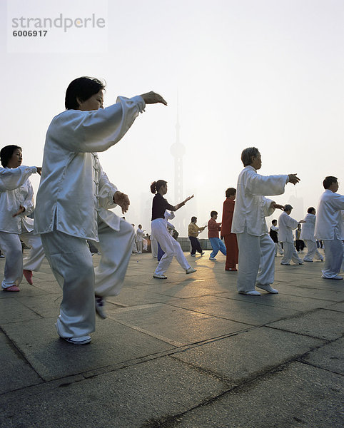 Am frühen Morgen t ' ai Chi Übungen in Huangpu Park auf den Bund  Shanghai  China  Asien