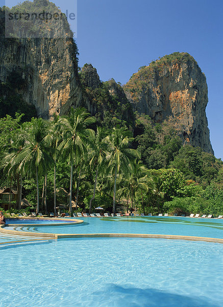 Schwimmbad im Hotel Rayavadee Dusit mit Kalkstein Felsformation hinter  Krabi  Thailand  Südostasien  Asien