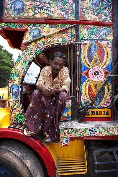 Kerelan Fahrer sitzen im Fahrerhaus geschmückten LKW  Kerala  Indien  Asien