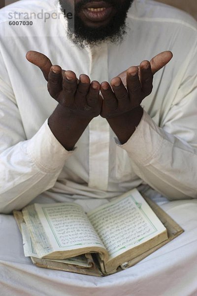 Afrikanische Mann lesen das Koran  Bamako  Mali  Westafrika  Afrika