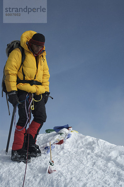 Mann am Gipfel des Mount Denali  20320 ft  Alaska  USA  Nordamerika
