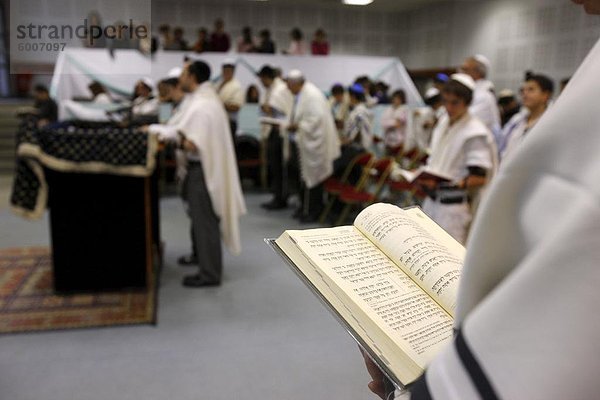 Torah lesen in einer Synagoge  Paris  Frankreich  Europa