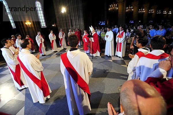 Priester weihen in Notre-Dame de Paris Kathedrale  Paris  Frankreich  Europa