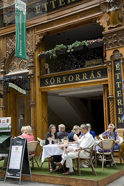 Ein Restaurant in der Fußgängerzone Vaci Strasse  Budapest  Ungarn  Europa