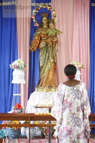 Gebet an Maria in einer afrikanischen Kirche  Togo  Westafrika  Afrika