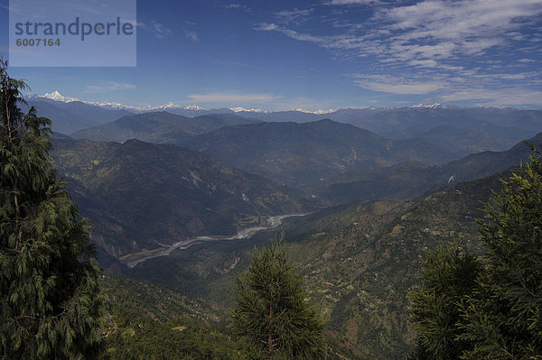 Der Himalaya-Bereich und der Fluss Tista gesehen von der Darjeeling nach Gangtok Road  Singtam District  Sikkim  Indien  Asien