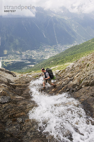 Wanderer überqueren einen Stream über dem Tal von Chamonix  Rhone Alpes  Frankreich  Europa
